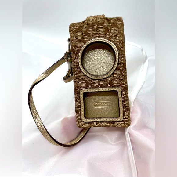 Coach iPod Shuffle Case /w Golden Strap - Picture 1 of 4